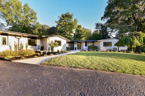 Photo of 2274 S Edgewater Drive, Springfield, MO 65804 (MLS # 60307513)