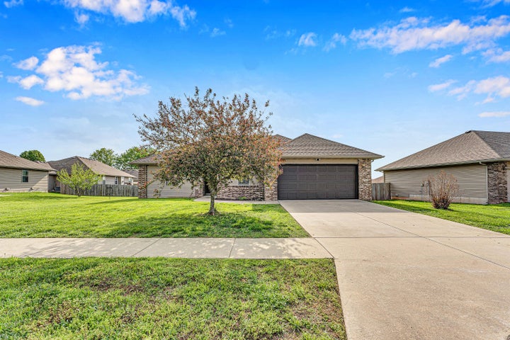 Photo 1 of 28 — 1054 S Tanner Drive, Springfield, MO 65802