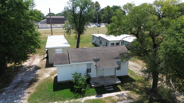 402 W COLGATE ST, BOLIVAR, MO 65613 - Image 36bdfc10f24a62c55ae0798664db94a7/2186400218