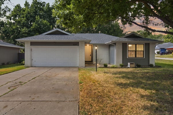 2207 S NETTLETON AVE, SPRINGFIELD, MO 65807 - Image 3d5ccea8a30a642935fc47968694f5fe/971045642