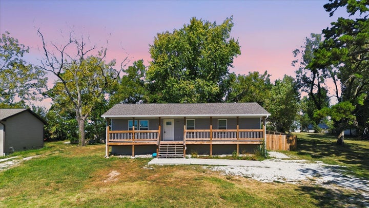 Photo 1 of 32 — 307 S Nettleton Avenue, Mansfield, MO 65704