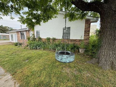 Photo of 301 Luyster Street, Koshkonong, MO 65692 (MLS # 60323977)