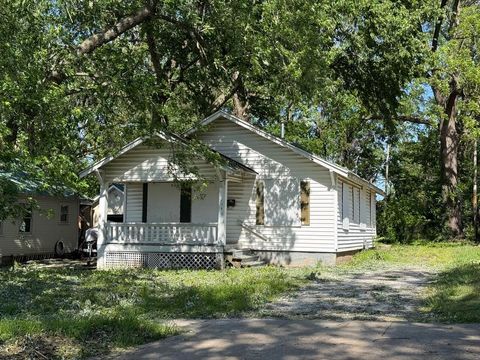 Photo of 2340 N Franklin Avenue, Springfield, MO 65803 (MLS # 60323745)