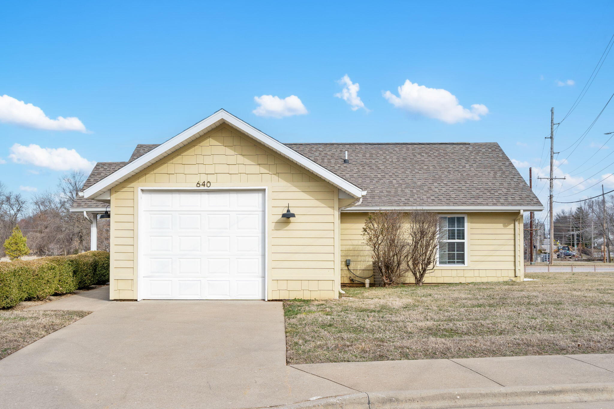 Welcome to Rosewood Estates in Springfield, MO! This spacious 2-bedroom, 2-bathroom apartment is perfect for those looking for a comfortable and convenient living space. The home features stainless steel appliances, a washer and dryer, two patio spaces, and a 1-car garage for your convenience.