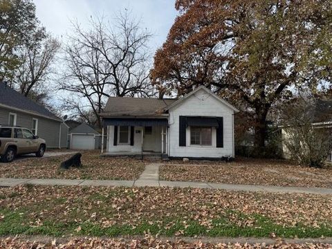 Photo of 2023 N Taylor Avenue, Springfield, MO 65803 (MLS # 60310019)