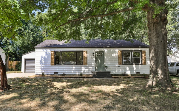 1637 S BROADWAY AVE, SPRINGFIELD, MO 65807 - Image 5004d08fe1ac0c734caeec668cb57df8/1591215059