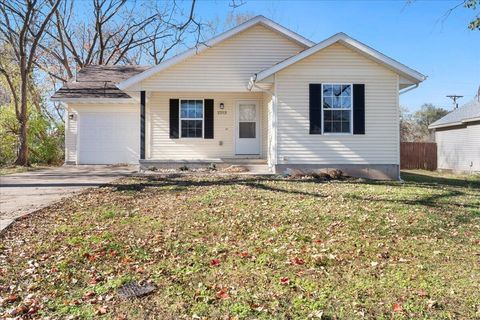 Photo of 2253 N Fay Avenue, Springfield, MO 65803 (MLS # 60311199)