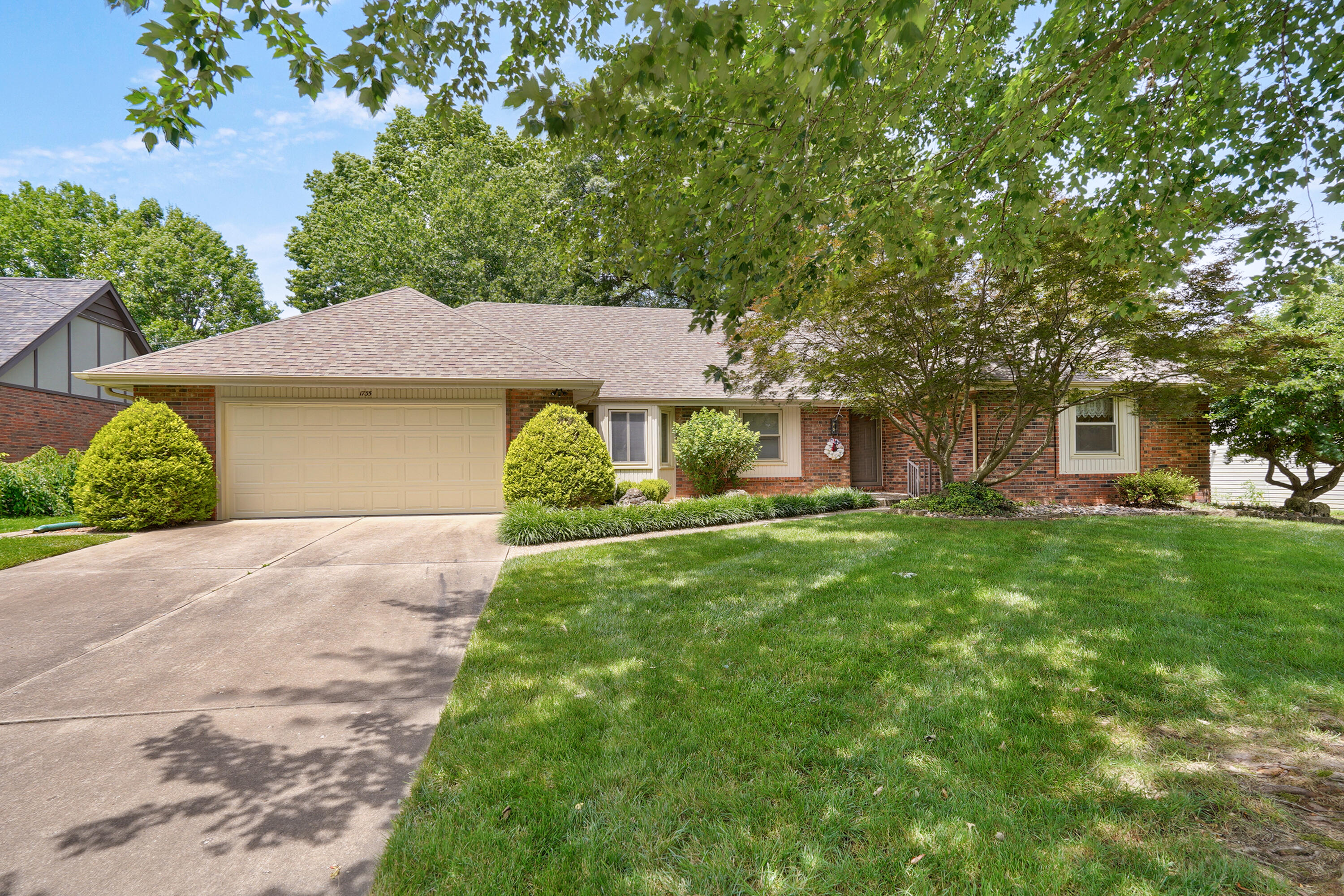 Photo 1 of 21 — 1735 E Vincent Drive, Springfield, MO 65804