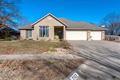 Photo of 2163 E Cragmont Street, Springfield, MO 65804 (MLS # 60311571)