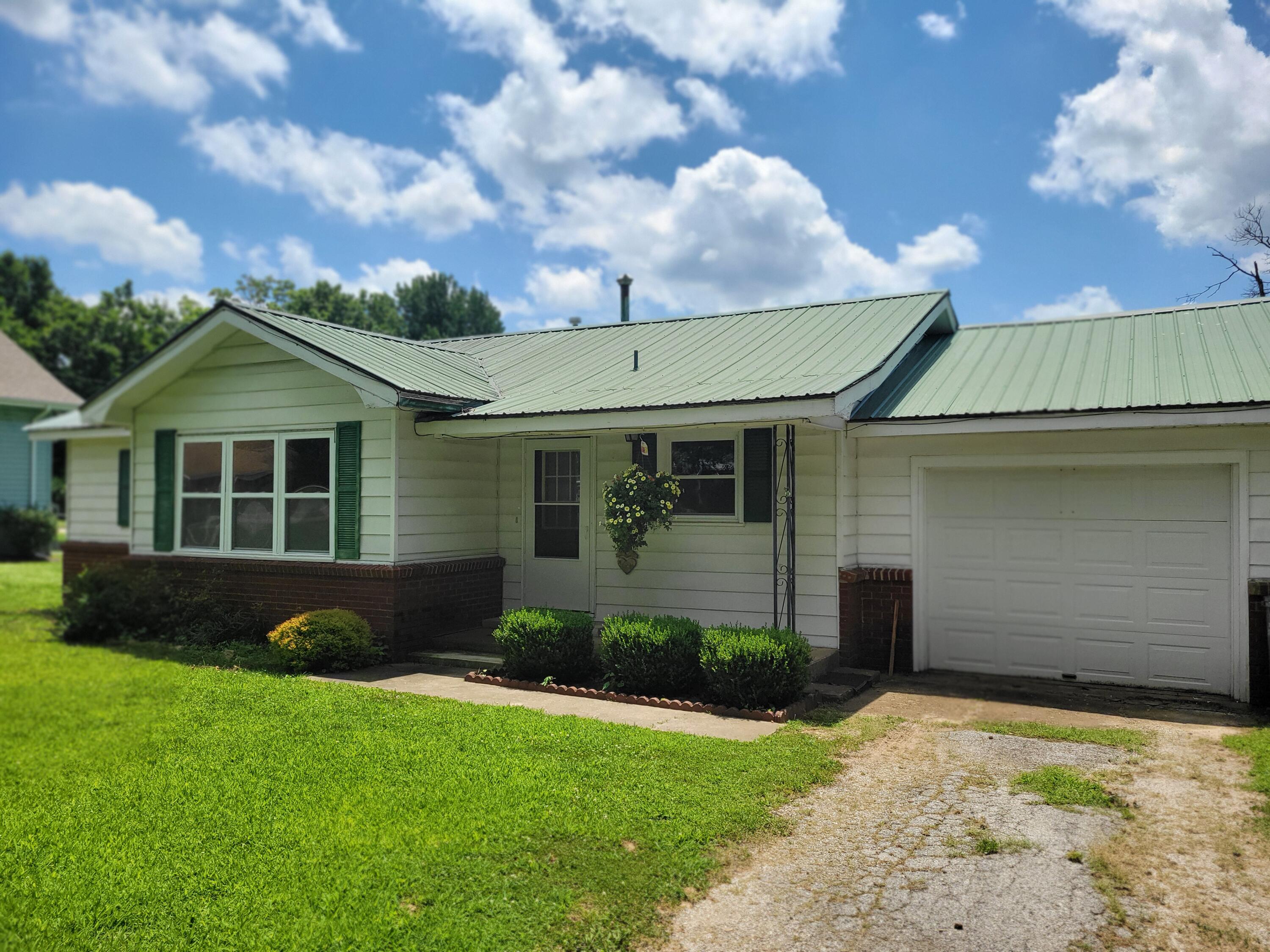 Photo 1 of 23 — 204 W Oak Street, Stockton, MO 65785