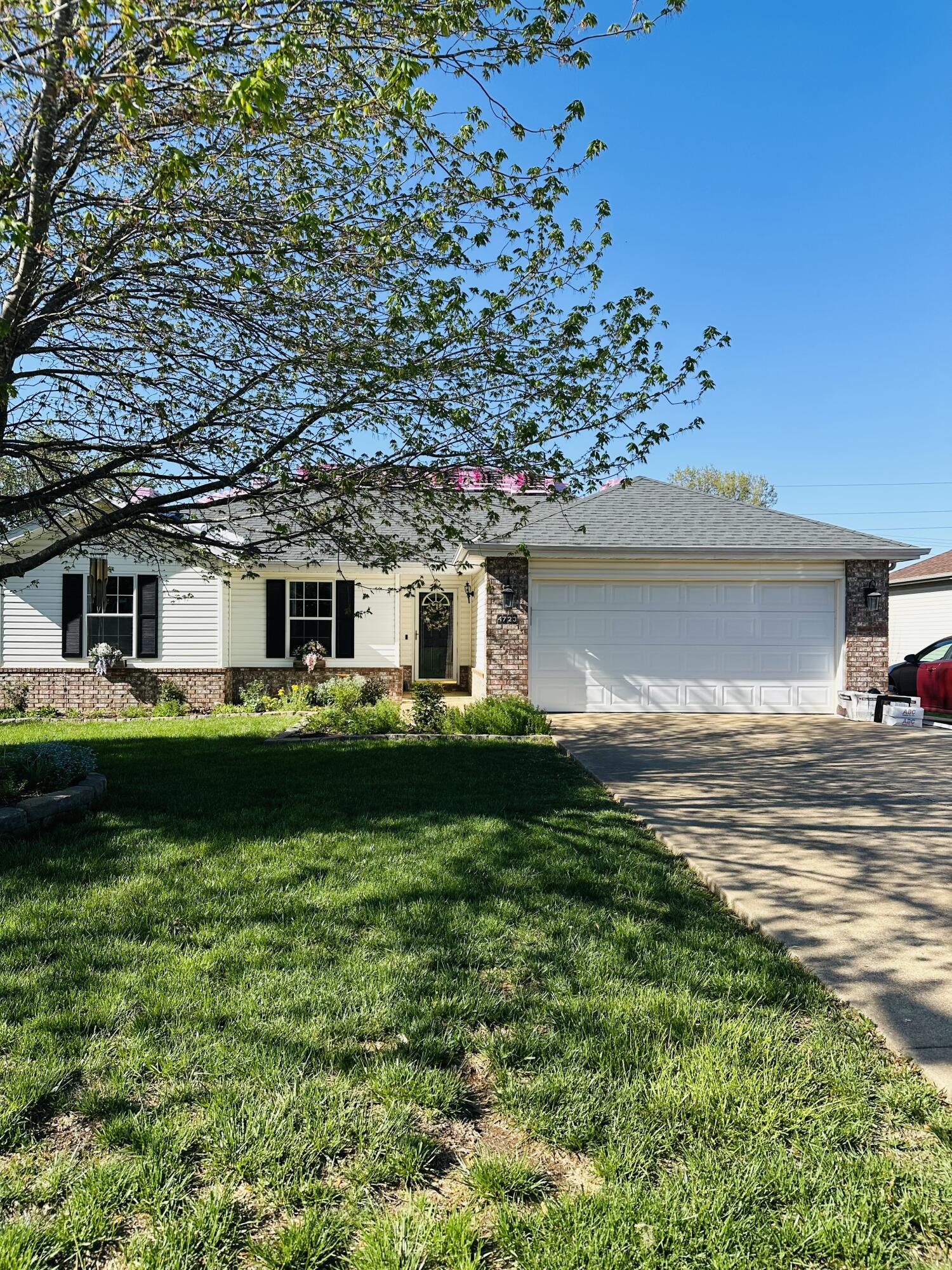 Check out this Great home in a nice quiet neighborhood, just down the road from Rutledge Wilson Farm Park. Home is having a new roof put on, newer hardwood flooring, granite countertop in kitchen and beautiful custom metal/wood shelving. In the front yard you will see tons of landscaping and in the back, you will find a shed and raised garden beds. Call to schedule a private showing today.
