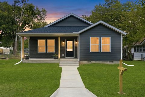 Photo of 915 S. Hudson Ave, Aurora, MO 65605 (MLS # 60324050)