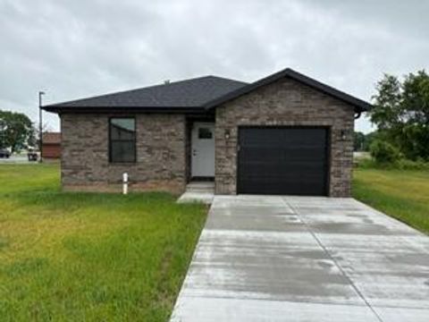 Photo of 412 N Cherokee Trail, Clever, MO 65631 (MLS # 60324136)