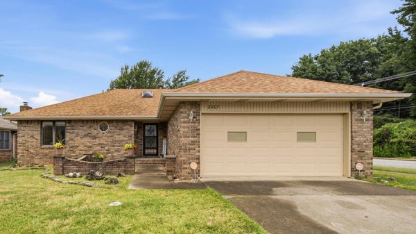 2007 S LANCASTER AVE, SPRINGFIELD, MO 65807 - Image 80831277e4cea7d16f1008deac08b53a/1236475325