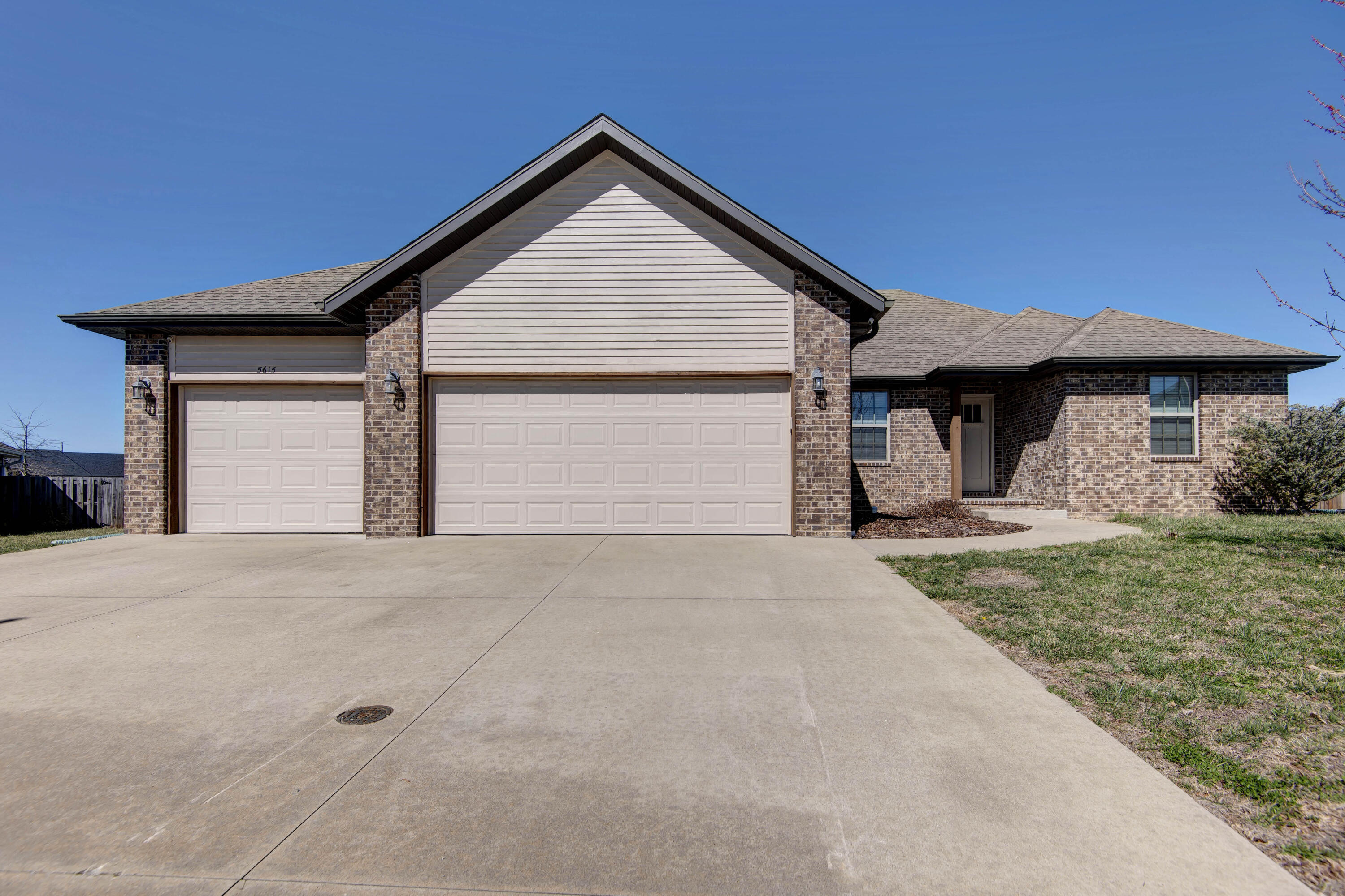 Beautiful and move-in ready home in Pearson Park! Open floor plan with 3 bedrooms, 2 full bathrooms and 3 car garage. Kitchen has custom cabinets, stainless appliances, spacious island, granite countertops and formal dining room. Master bedroom is spacious with double vanity, walk-in shower and nice size closet. Enjoy the covered back patio and the huge privacy fenced back yard. Don't miss this wonderful home!