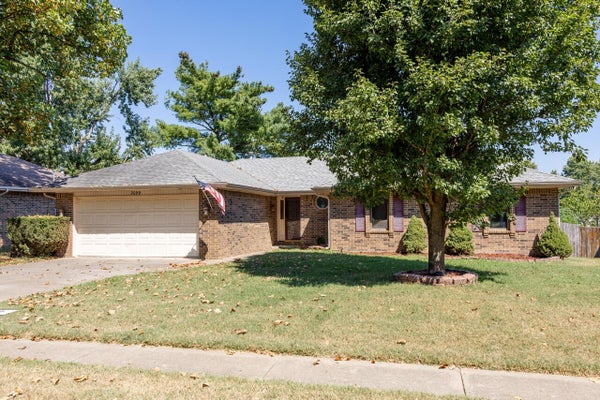2099 W NOTTINGHAM ST, SPRINGFIELD, MO 65810 - Image 89033a24556abfa2a8fe46e2ea1475af/2672254947