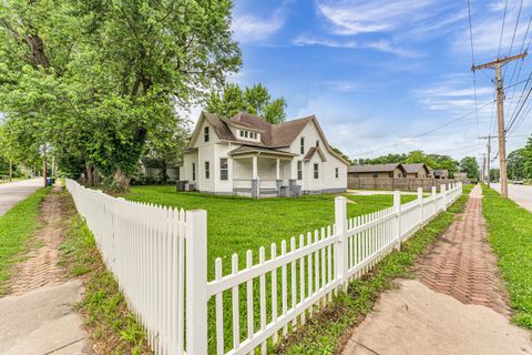 Photo of 802 W Mount Vernon Street, Springfield, MO 65806 (MLS # 60324385)
