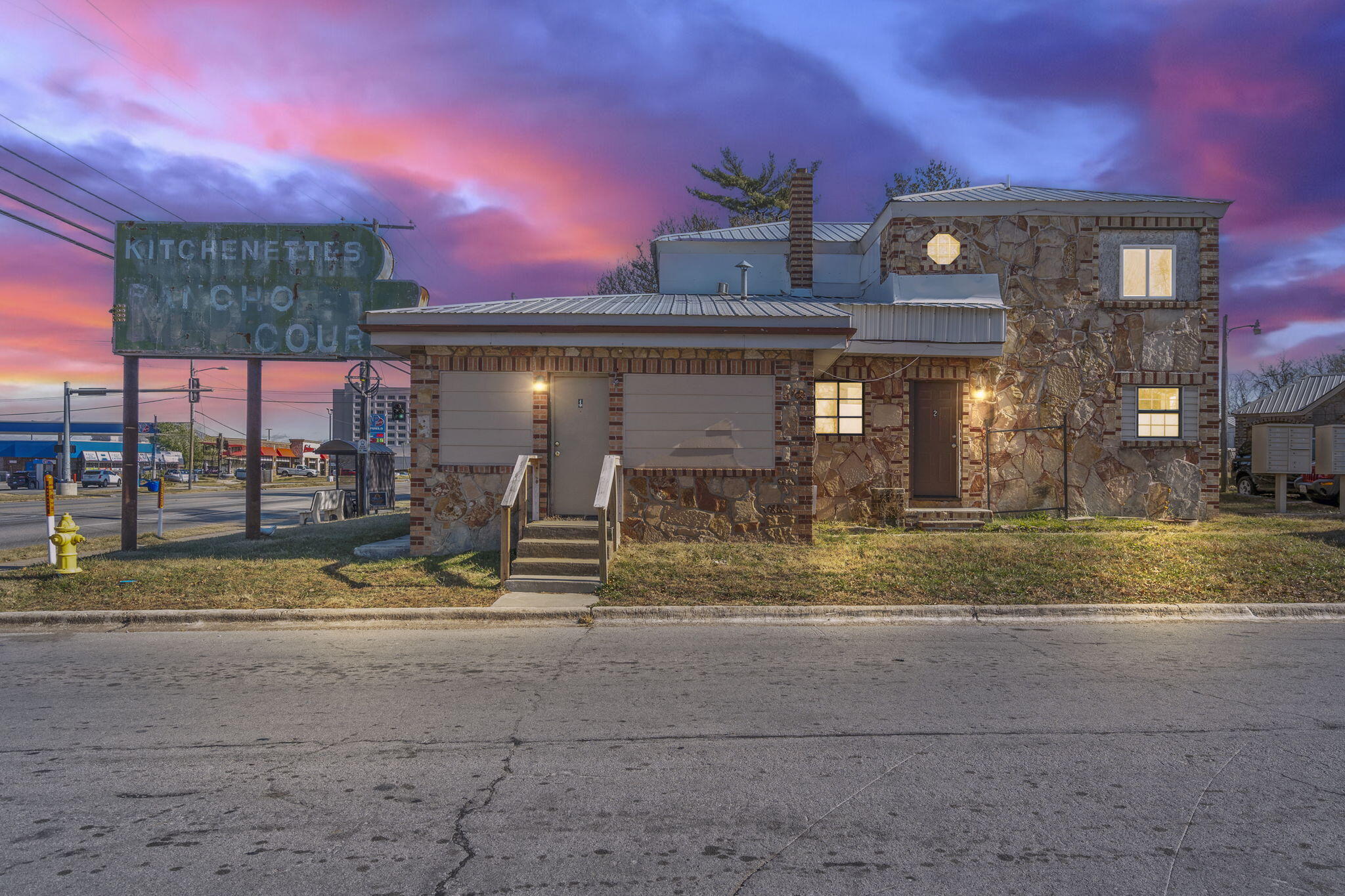 Own a slice of Springfield history that cash flows well! The Rancho Motel, originally the Trails End Motel built in 1949, is a Route 66 landmark. Located on a high-traffic corner of Springfield, you're just minutes away from Big Shots, Whataburger, Walmart, Crumble Cookie, C-Street, and more! With 20 doors on this property, this is a fantastic chance to add a multi-family property to your portfolio! Prepare your offers!