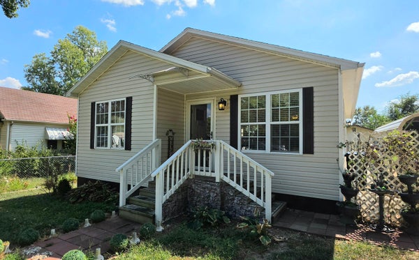 1018 W 2ND ST, WEST PLAINS, MO 65775 - Image a2e38f3585b2a8d71cfa4a1b16c8e04d/4107594672