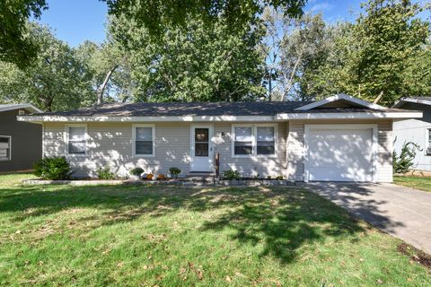 Photo of 201 S Meadowview Avenue, Springfield, MO 65802 (MLS # 60310743)