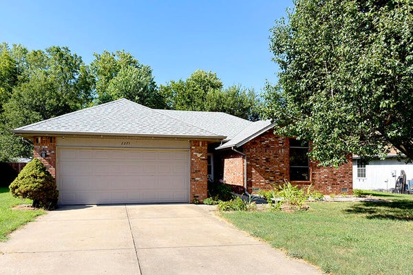 2225 W ROCKWOOD ST, SPRINGFIELD, MO 65807 - Image ad57b77d8a1e69f7a2d19d79d513c41b/1263672936