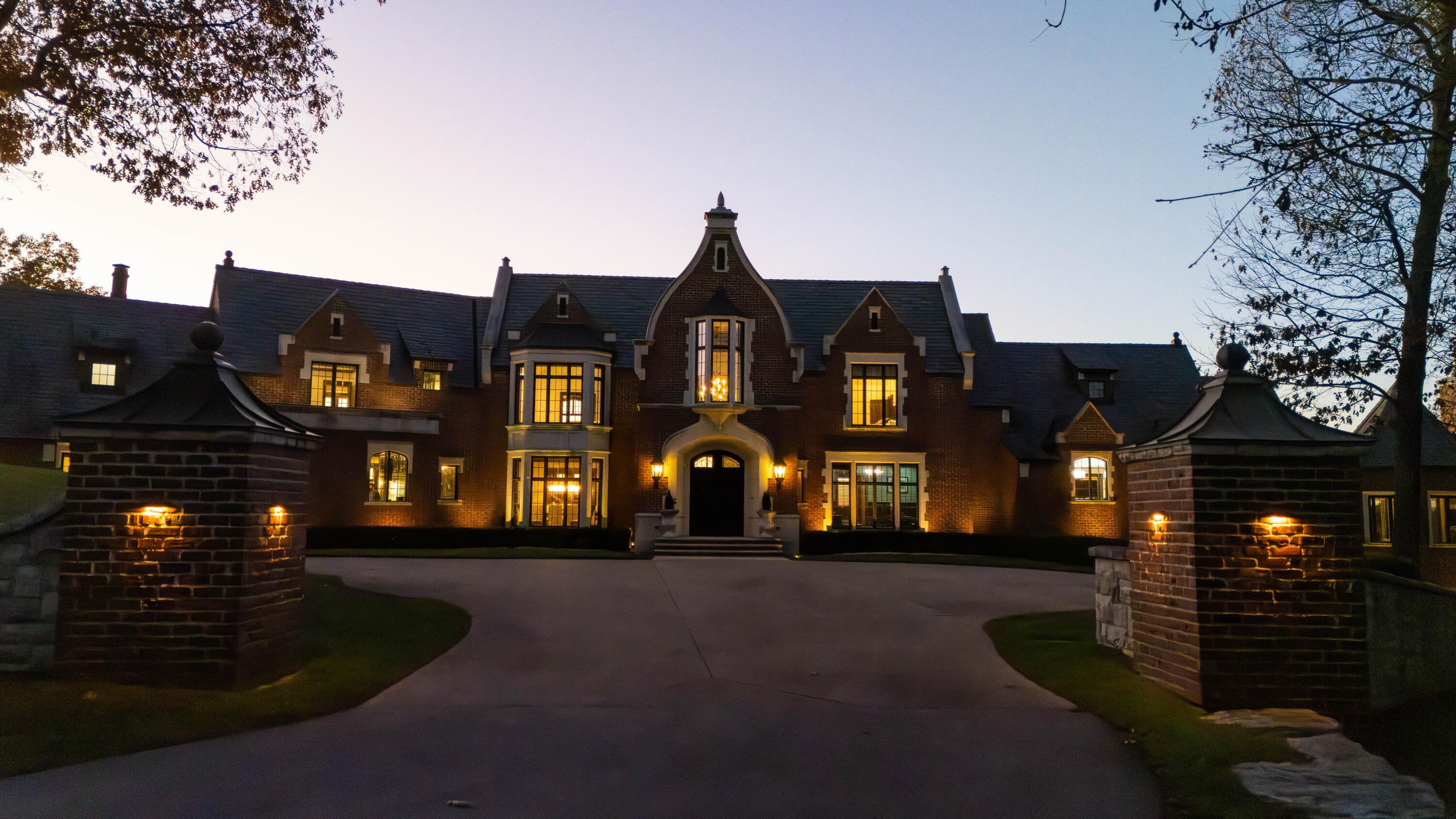 6052 E Summit View Drive