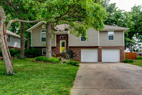 Photo of 1016 Daniels Street, Aurora, MO 65605 (MLS # 60324403)