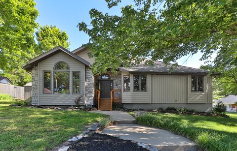 Photo of 639 E Mcarthur Drive, Springfield, MO 65810 (MLS # 60323907)