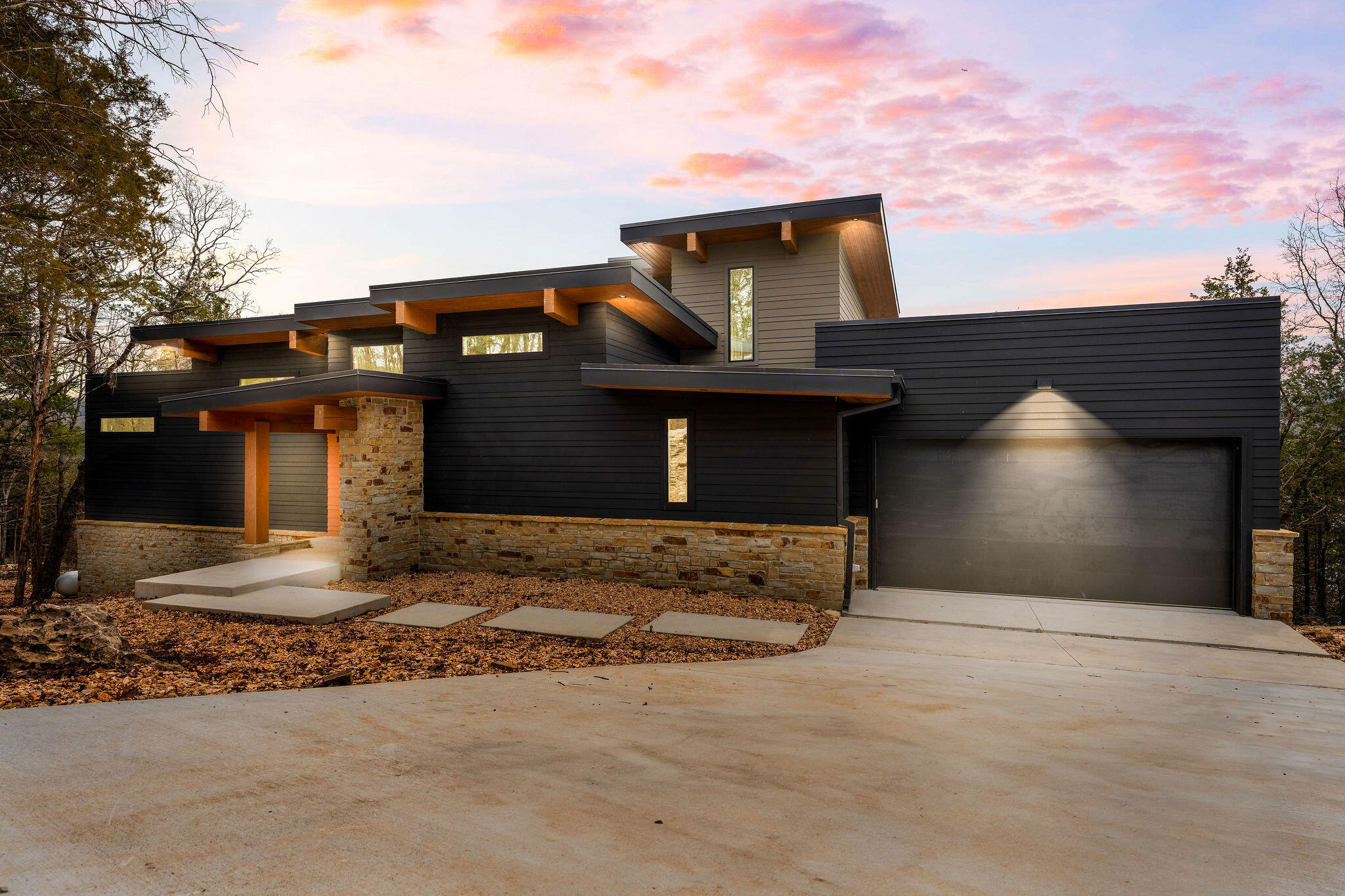 Lakefront! Unbelievable Views! Slips Available! Spectacular Custom Home! This is unparalleled lakefront luxury in Discovery Bay at Norwalk Landing! Built by renowned Northwest Arkansas designer-builder GD Consultants, this brand-new, modern mountain-style home offers breathtaking lake views from every room. The main house features 3 bedrooms, 2.5 baths, soaring ceilings, a high-end bar lounge, a spacious pantry, and a custom laundry/mudroom. High-end materials, master craftsmanship, and custom features that WOW! A separate, private-entry guest suite adds an additional bedroom and bath, perfect for visitors or extended stays. Thoughtful design meets upscale comfort with seamless indoor-outdoor flow to expansive decks overlooking the water. Located in an exclusive community with access to a private airstrip and boat slips available! All situated on the quiet side of Table Rock--known for great water and a slower pace of life. This is a rare opportunity to own a truly one-of-a-kind lakefront retreat. Don't miss out--schedule your private showing today!