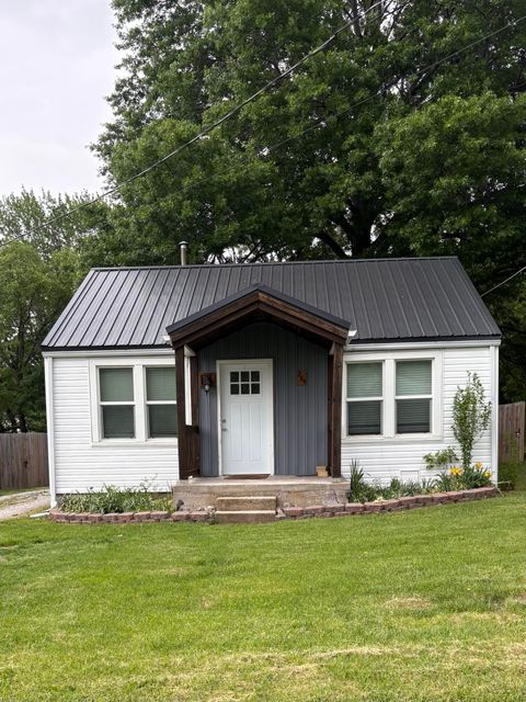 Photo of 244 N Pine Street, Marshfield, MO 65706 (MLS # 60324570)
