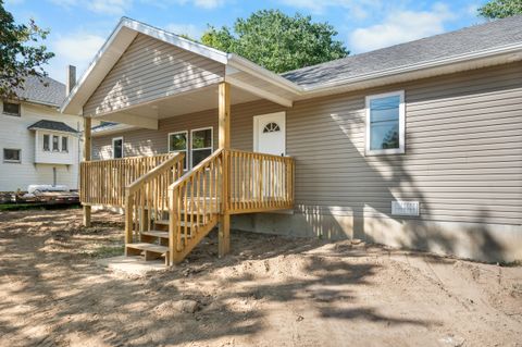 Photo of 615 W Olive Street, Bolivar, MO 65613 (MLS # 60307122)