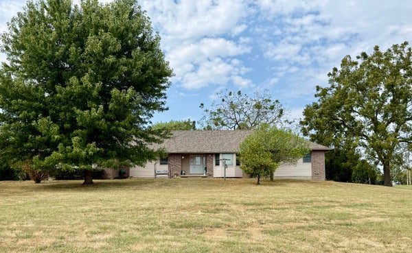 3015 POOL DR, MOUNTAIN GROVE, MO 65711 - Image bf10ff11cd30dc2f9a98b0a3de18628e/4002278372