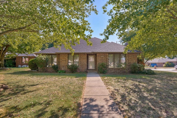 3740 W GLENWOOD CT, SPRINGFIELD, MO 65807 - Image bfae10bdc52b5cf1e7021ad2c14a1562/2845789873