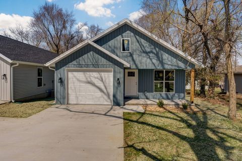Photo of 1115 E Smith Street, Springfield, MO 65803 (MLS # 60323871)