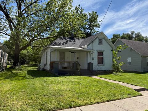 Photo of 926 W Lombard Street, Springfield, MO 65806 (MLS # 60323748)