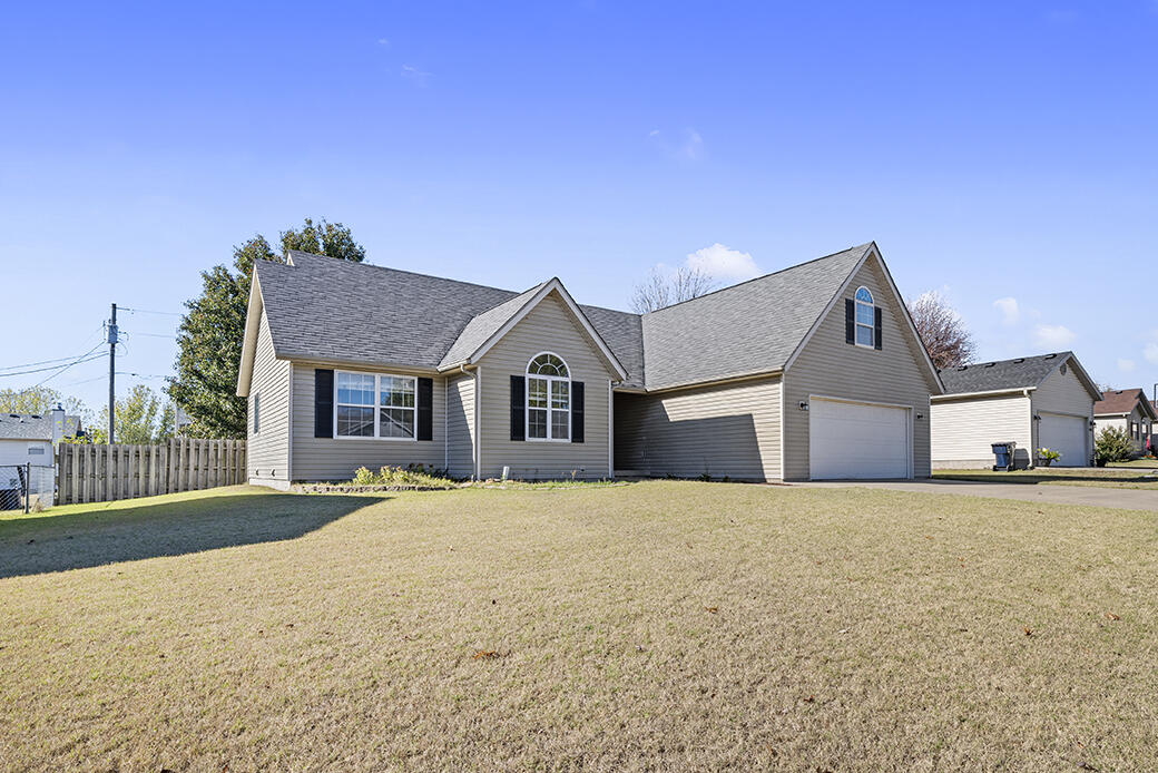 Welcome to 1820 Chickadee, in the sought after community of Robin Ridge, Webb City, Missouri! This property features 3 spacious bedrooms, 2 bathrooms, and a convenient 2-car garage plus upstairs finished space for hobbies, extra bedroom or office! The recently updated kitchen is equipped with brand new appliances, making meal prep a breeze. Outside, enjoy a lush, sodded front yard that enhances curb appeal and a backyard with built-in kennels, ideal for pet owners. Recent upgrades include flooring in main hall bathroom and laundry!