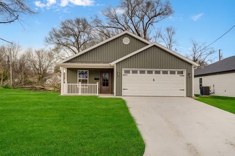 Photo of 15 E Cofield Street, Aurora, MO 65605 (MLS # 60310791)