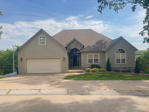 Photo of 813 Roundup, Neosho, MO 64850 (MLS # 60323852)