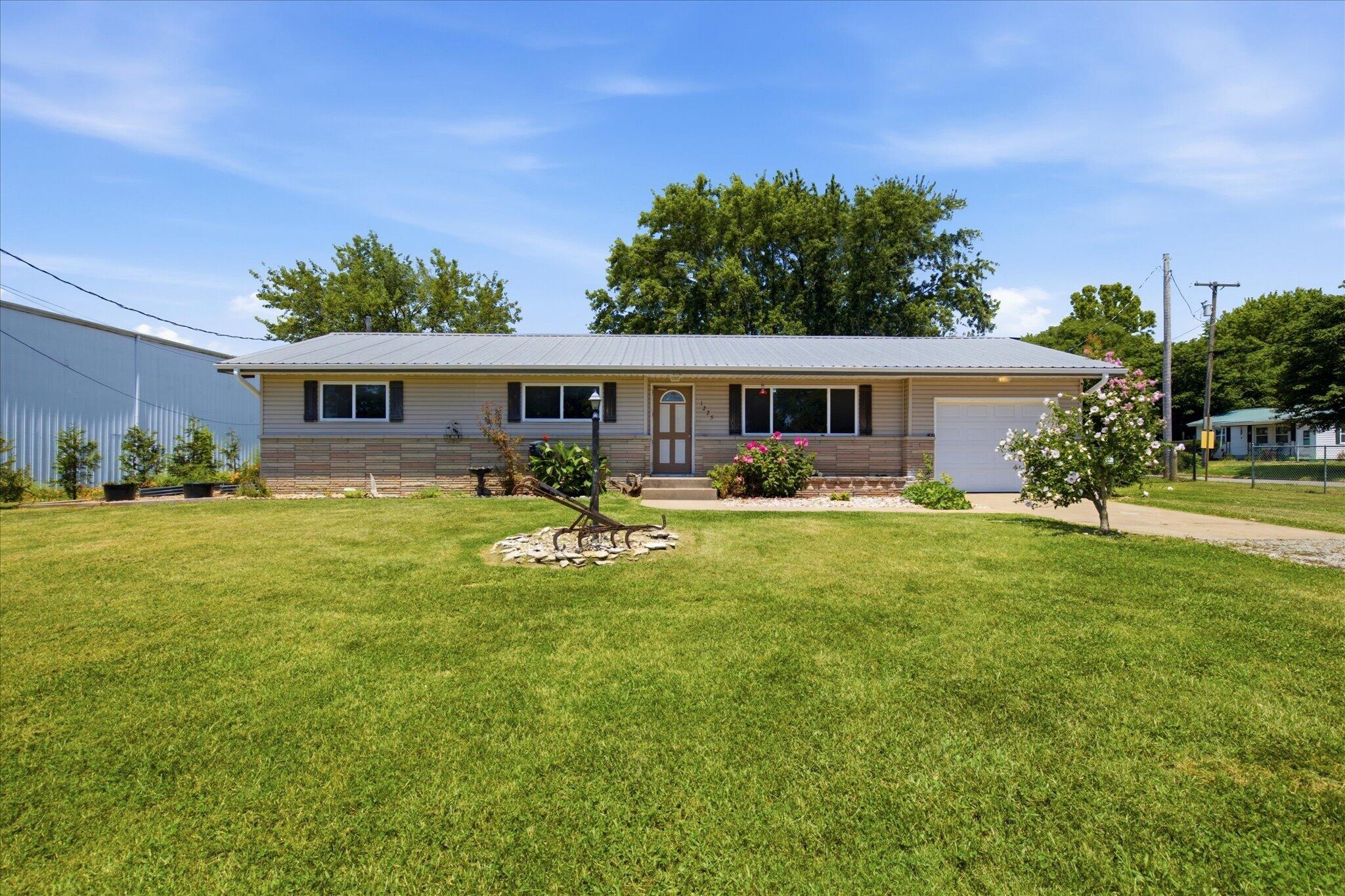Photo 1 of 26 — 1225 E Church Street, Aurora, MO 65605