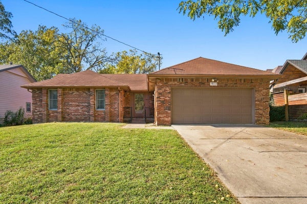 1923 S OAK GROVE AVE, SPRINGFIELD, MO 65804 - Image ccd23e2bb769c1fbf5af717119128d23/3206057904