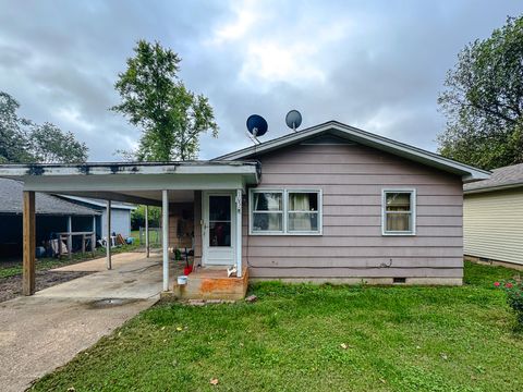 Photo of 1050 W 7th Street, West Plains, MO 65775 (MLS # 60307124)