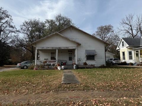 Photo of 2023 N Robberson Avenue, Springfield, MO 65803 (MLS # 60324219)