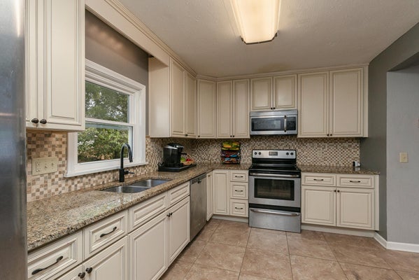 1810 S THELMA AVE, SPRINGFIELD, MO 65807 - Image cf70dcb4752b834ed653380c4743b7dd/687381115