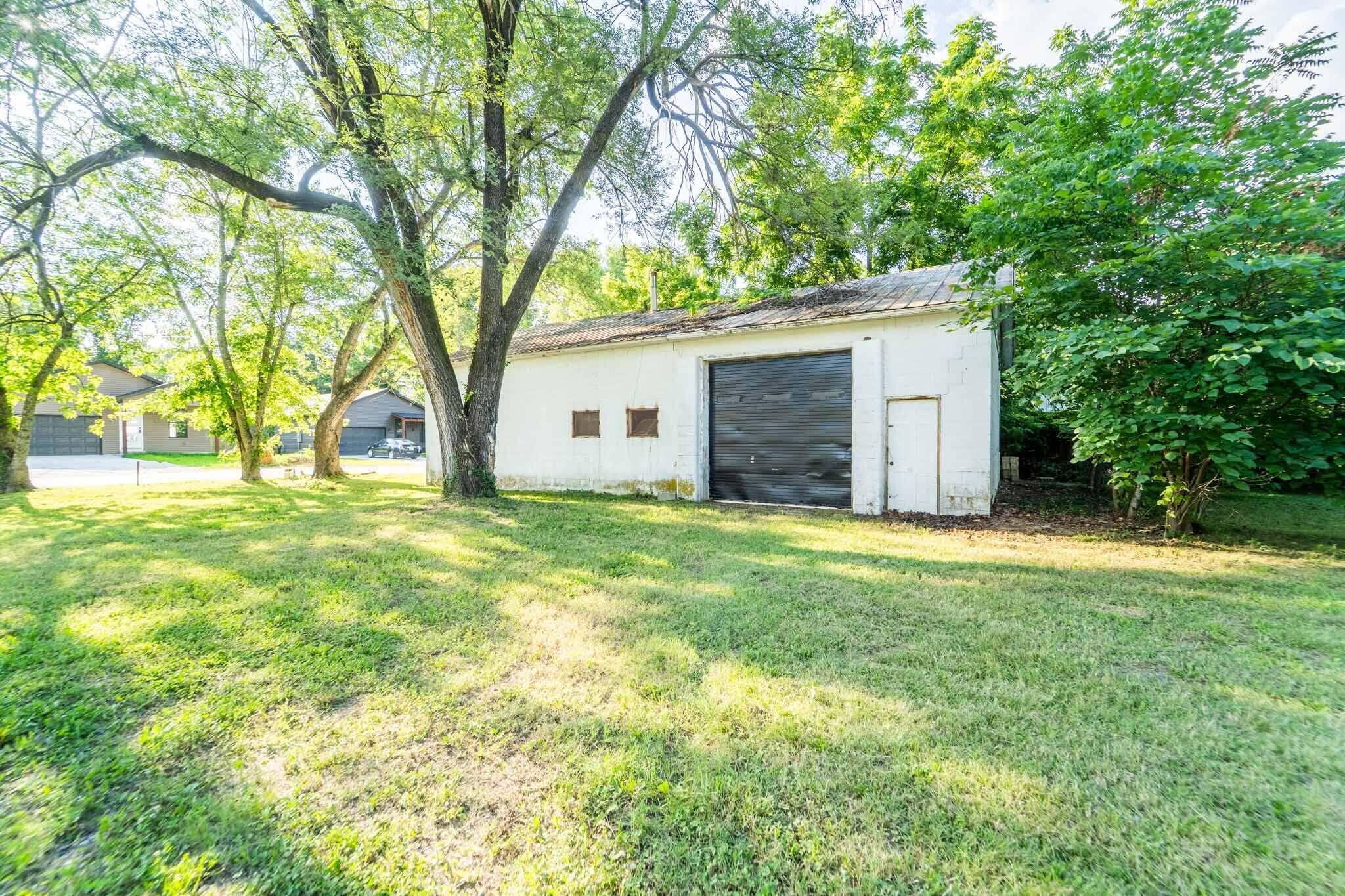 Photo 1 of 19 — 219 Pine Street, Sparta, MO 65753