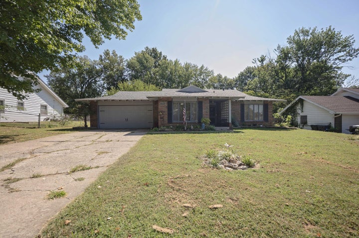 Photo 1 of 33 — 2516 S Weaver Avenue, Springfield, MO 65807