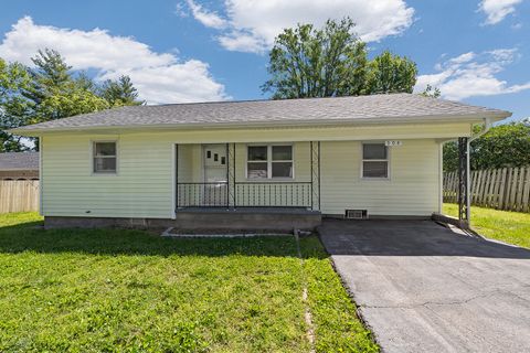 Photo of 904 N Claud Avenue, Bolivar, MO 65613 (MLS # 60323821)