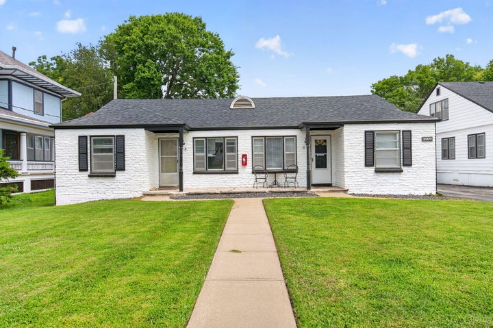 Photo 1 of 24 — 1009 E Walnut Street 4, Springfield, MO 65806