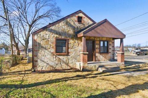 Photo of 612 W Pacific Street, Springfield, MO 65803 (MLS # 60310773)