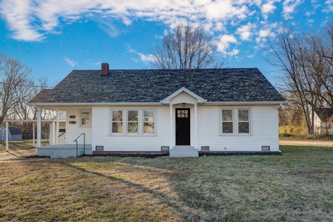 Photo of 713 N Water Avenue, Bolivar, MO 65613 (MLS # 60313499)