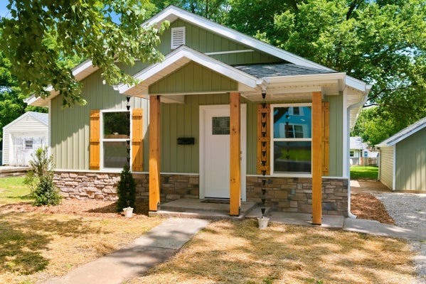 203 VIVIAN ST, BOLIVAR, MO 65613 - Image df28c7fb641375481eb7eeff559d8dd8/3567386708